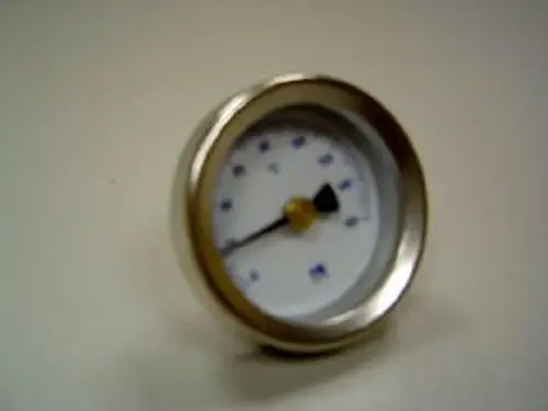 Remeha Thermometer mit einem runden Ziffernblatt und einer schwarz gefärbten Zeigeranordnung, abgebildet auf einer neutralen Unterlage.